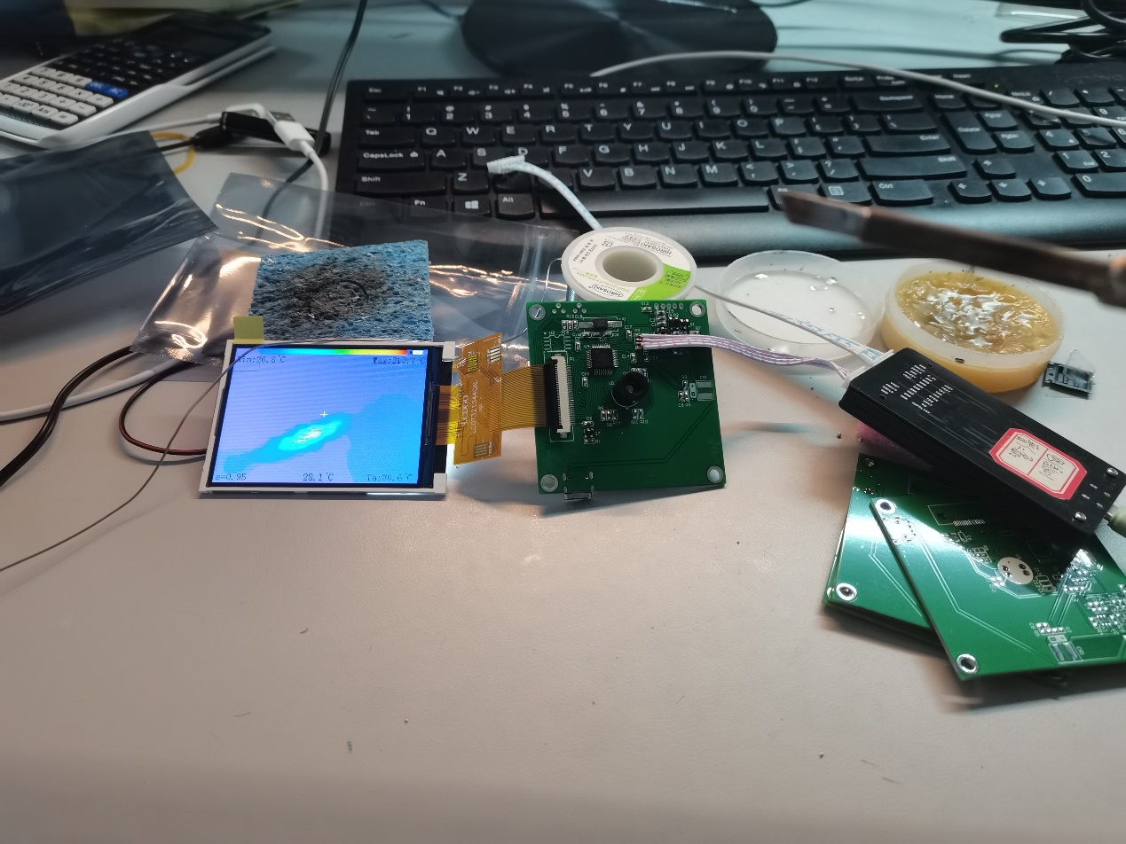 桌子上放着笔记本电脑和键盘
描述已自动生成