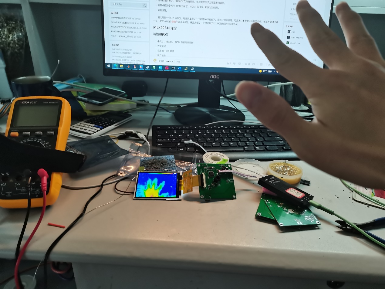 桌子上放了不同类型的电脑
描述已自动生成