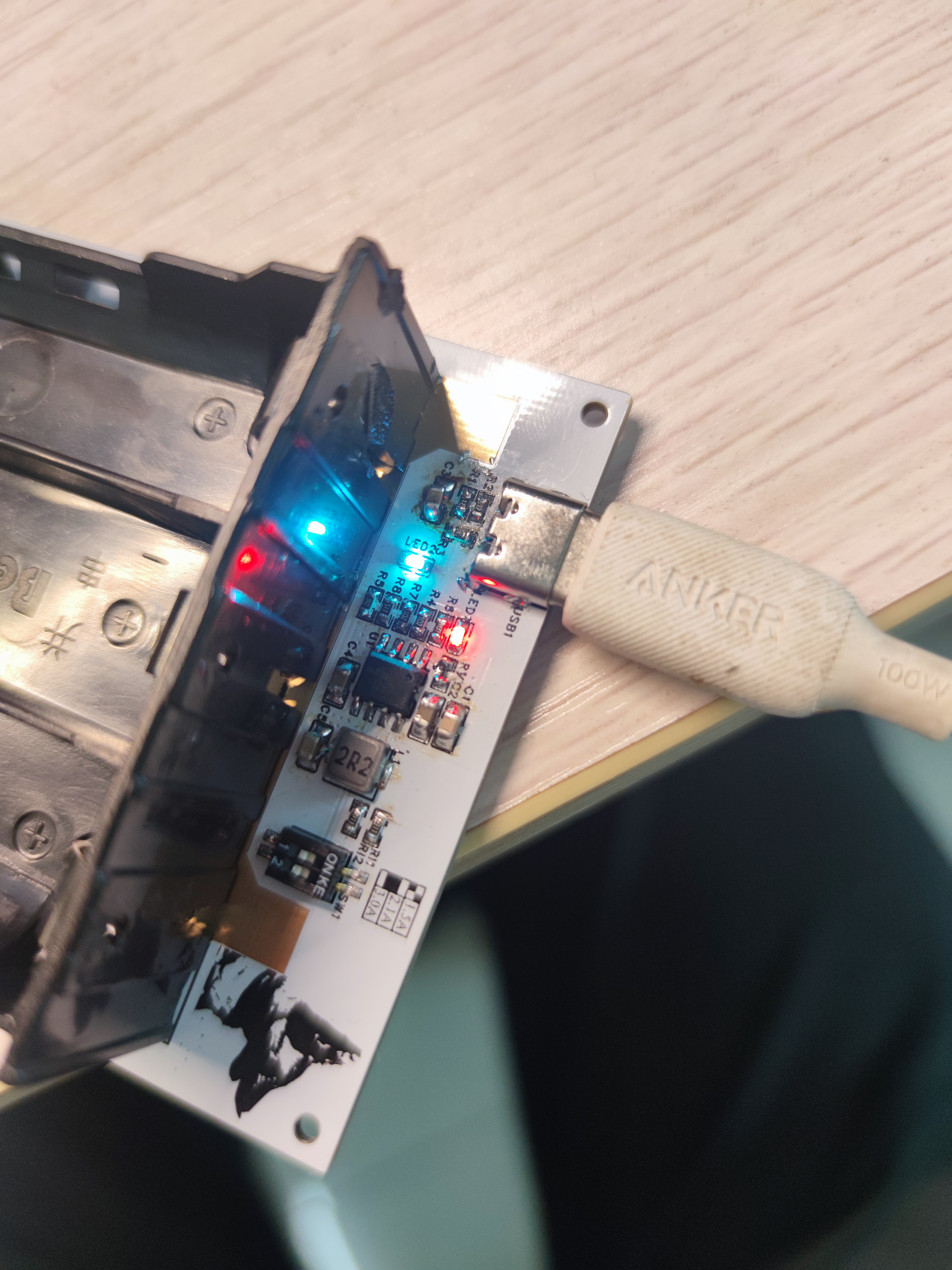 只要插上电就会一起亮