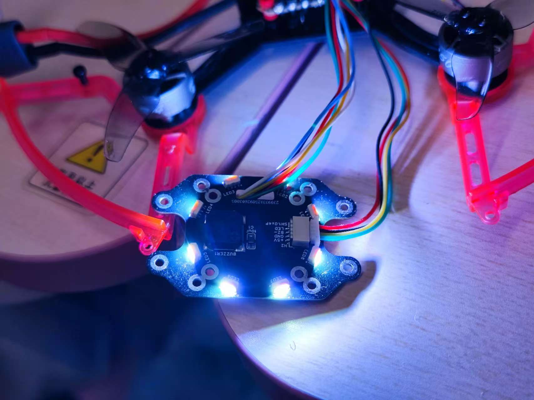 lantern25 灯笼机穿越机上碳板加装GPS，LED和蜂鸣器 - 立创开源硬件平台