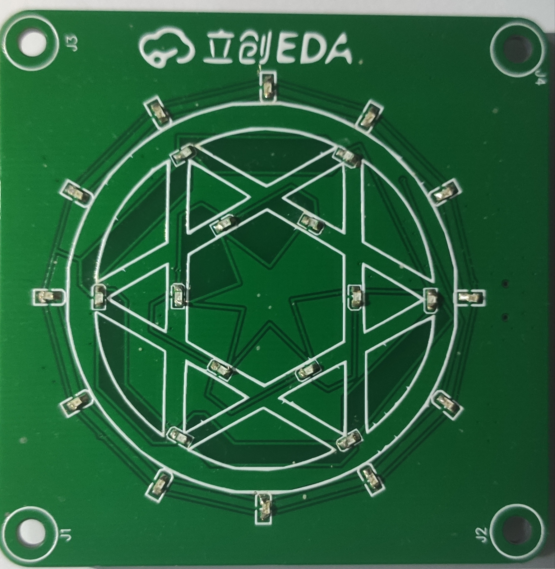 由555定时器控制的两组LED灯（总共24颗灯，12颗组成外围的圆，剩下12颗组成一个六角星）闪烁的六芒星阵。