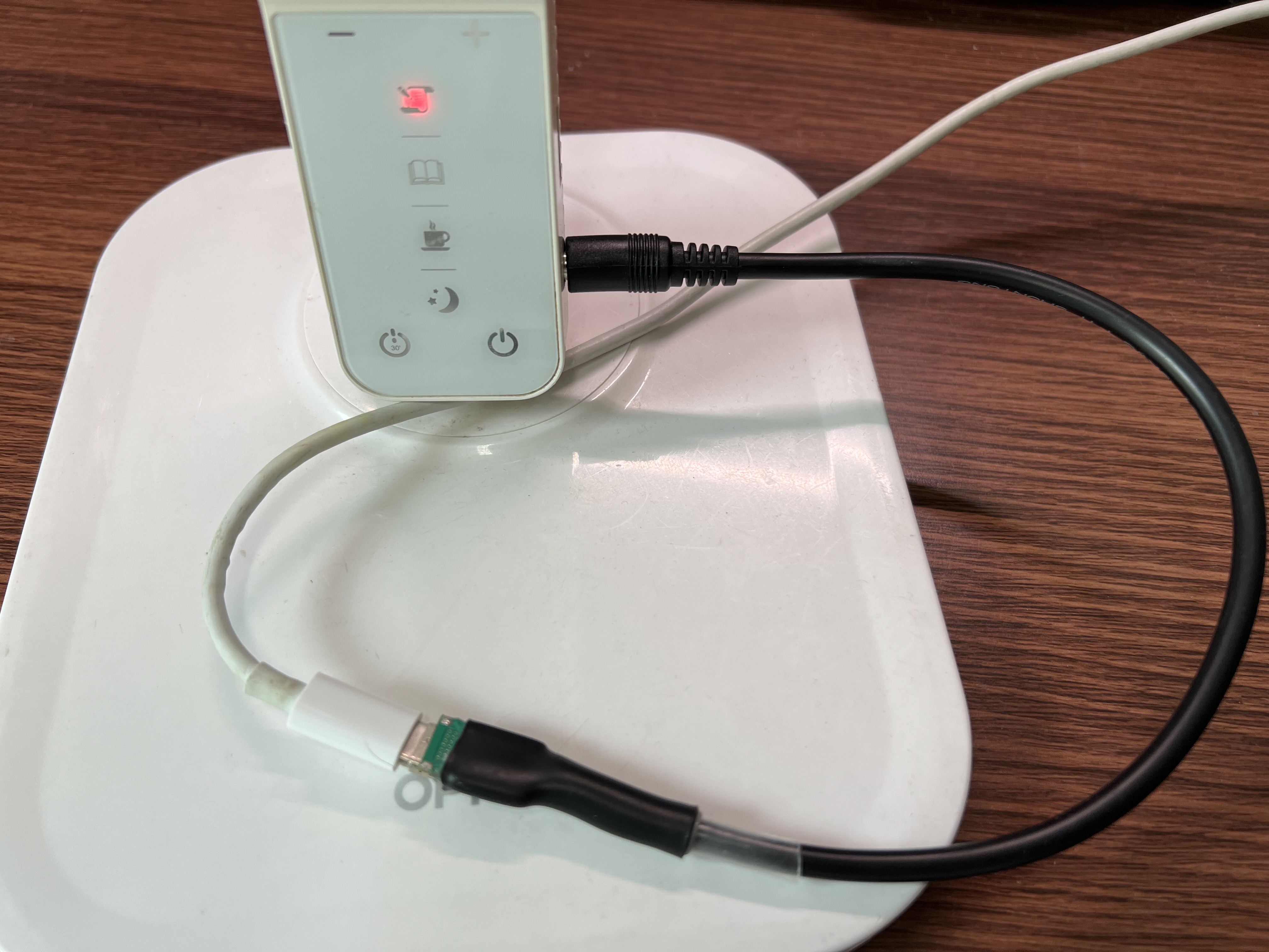 充电宝给台灯供电